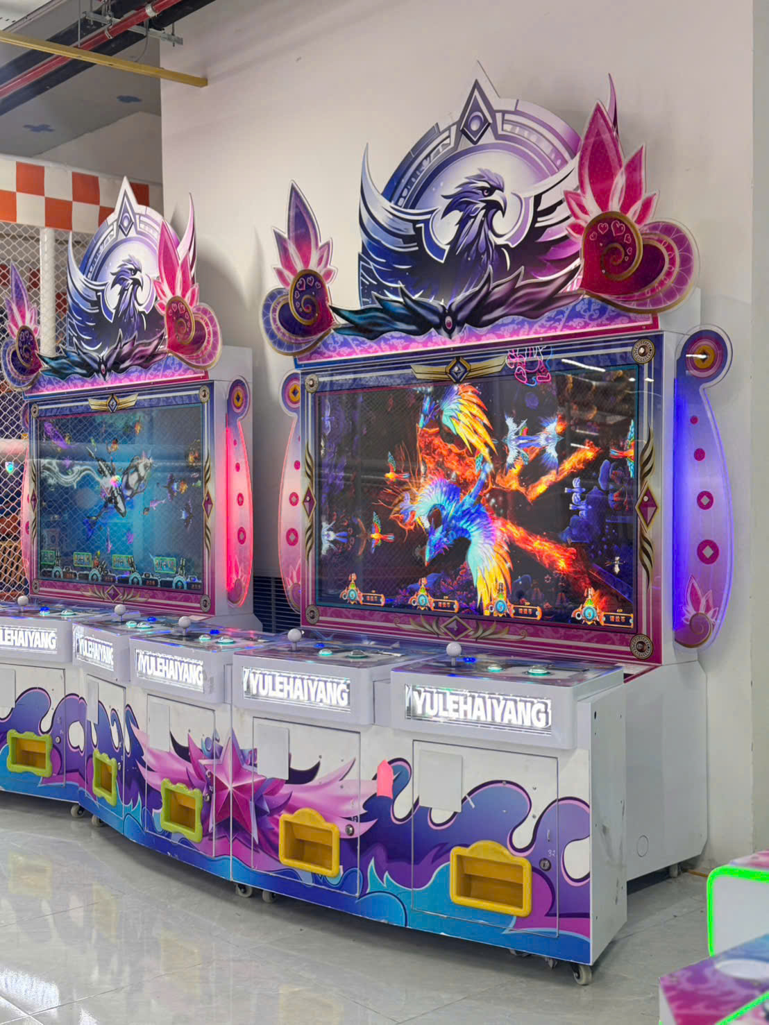 Góc nghiêng, màn hình lớn hiển thị cảnh bắn cá rực rỡ Góc nghiêng, màn hình lớn hiển thị cảnh bắn cá rực rỡ