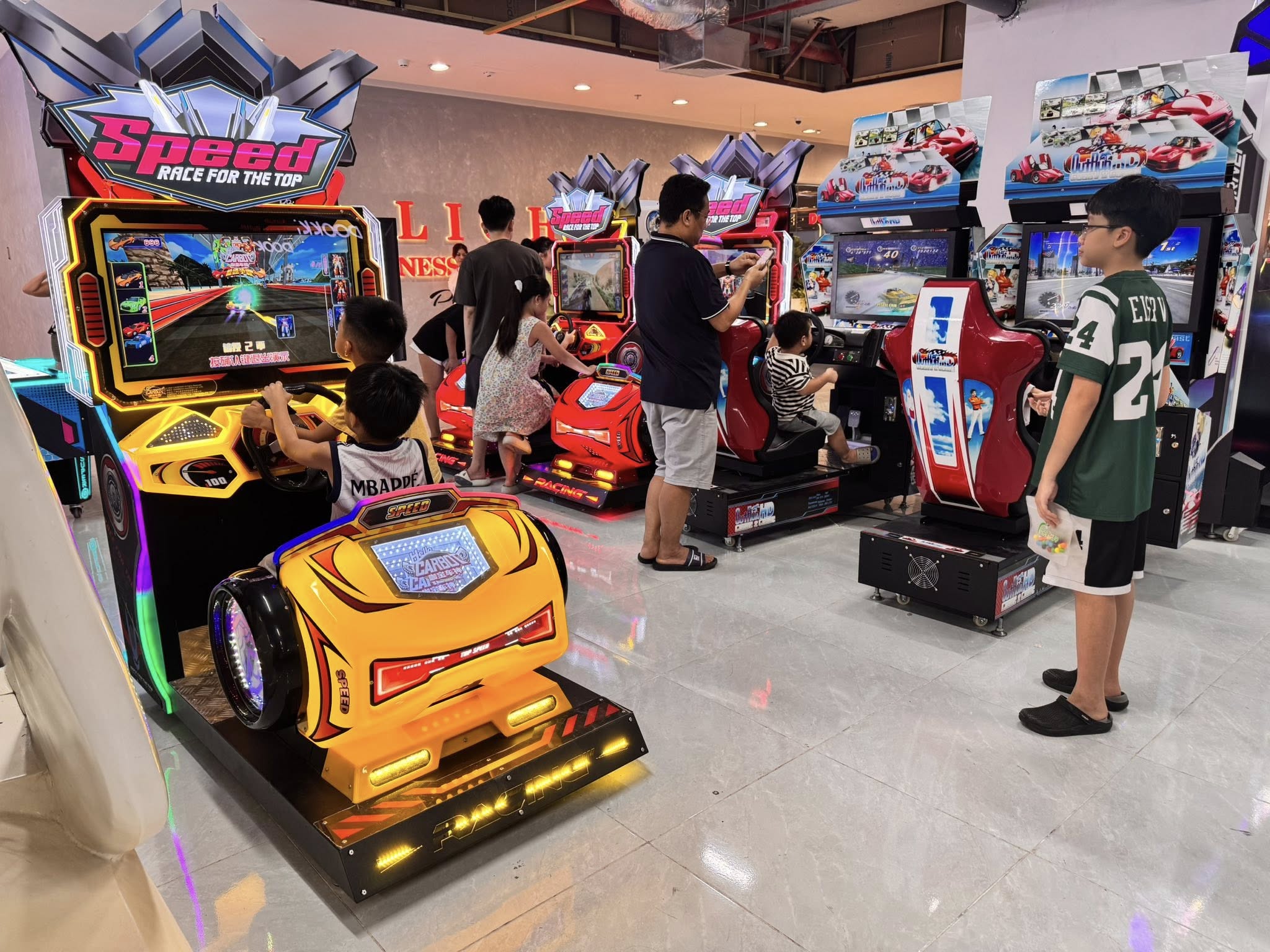 Khu vui chơi arcade sôi động với máy game đua xe oto 1 ngườ Khu vui chơi arcade sôi động với máy game đua xe oto 1 ngườ