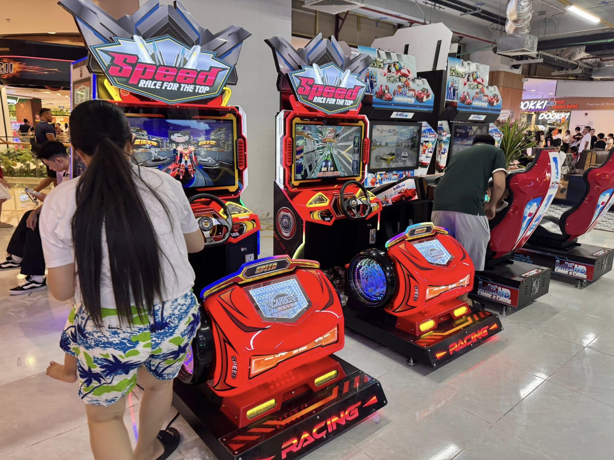 nhiều khách hàng trẻ em tại khu vui chơi hào hứng cầm vô lăng cabin đỏ đèn LED cuốn hút khu vui chơi nhiều khách hàng trẻ em tại khu vui chơi hào hứng cầm vô lăng cabin đỏ đèn LED cuốn hút khu vui chơi