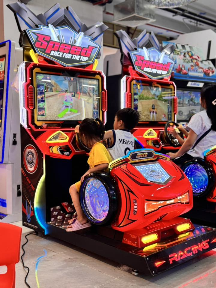 Khu arcade sôi động máy game đua xe oto 1 người Speed & Hello Carbot, trẻ em tranh tài đèn LED lung linh Khu arcade sôi động máy game đua xe oto 1 người Speed & Hello Carbot, trẻ em tranh tài đèn LED lung linh