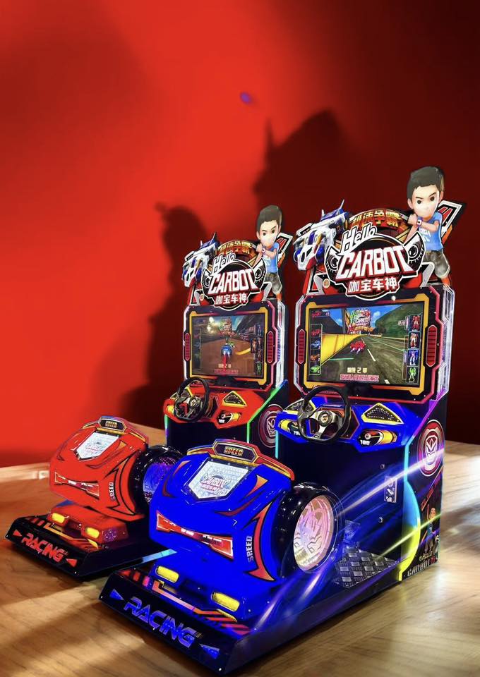 xe đỏ và xanh với màn hình phố xá sôi động xe đỏ và xanh với màn hình phố xá sôi động