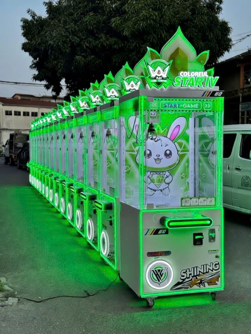 Hàng dài máy gắp bông Colorful Star IV thiết kế hình hoa sen xanh lá, đèn LED neon sáng rực Hàng dài máy gắp bông Colorful Star IV thiết kế hình hoa sen xanh lá, đèn LED neon sáng rực