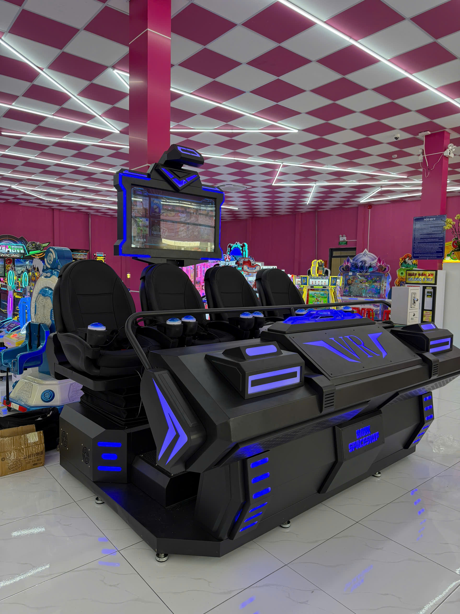 Hệ thống dây cáp và thiết bị hỗ trợ được bố trí gọn gàng phía sau máy Hệ thống dây cáp và thiết bị hỗ trợ được bố trí gọn gàng phía sau máy