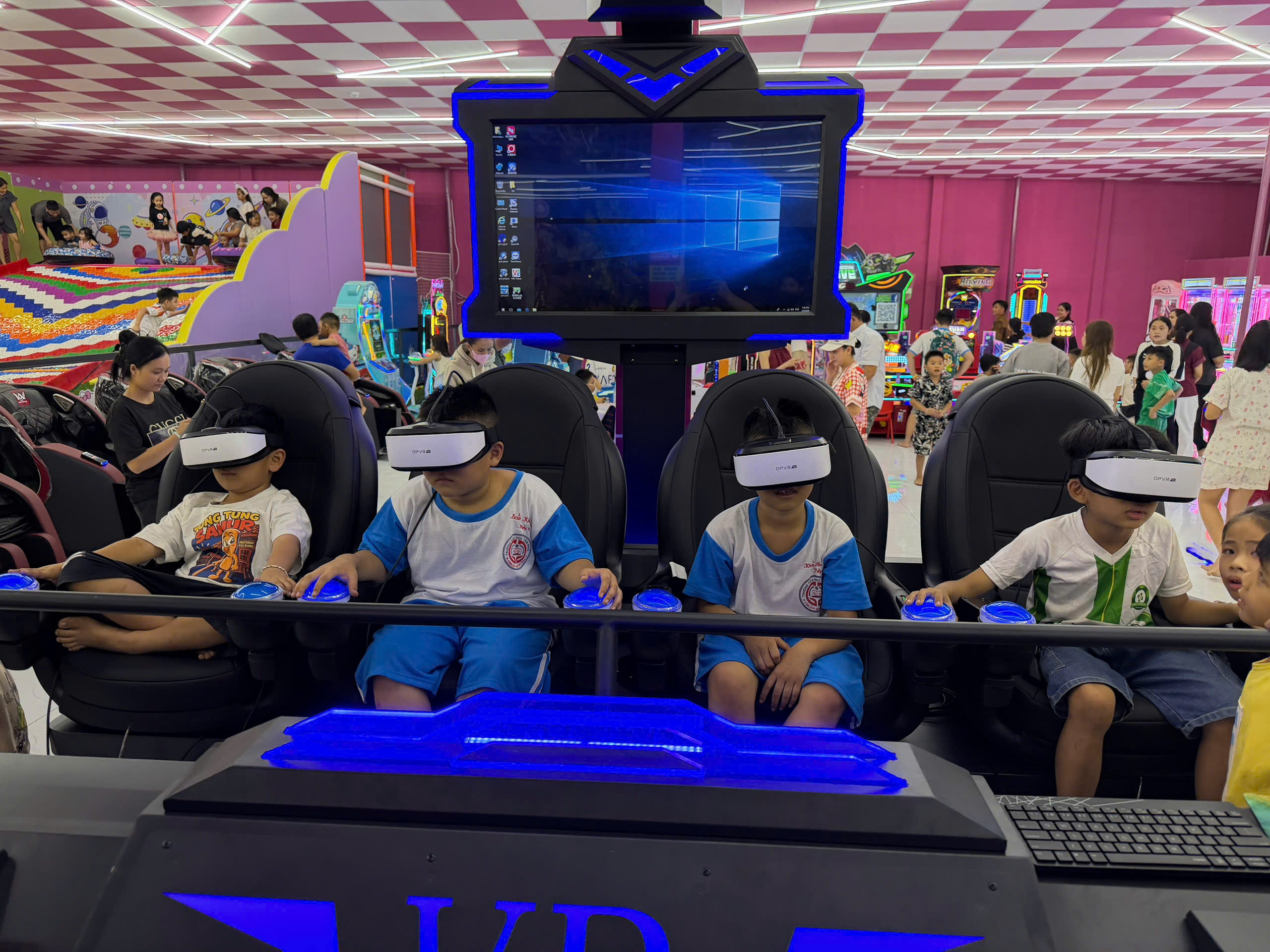 máy game thực tế ảo 4 chỗ lắp đặt tại trung tâm thương mại máy game thực tế ảo 4 chỗ lắp đặt tại trung tâm thương mại