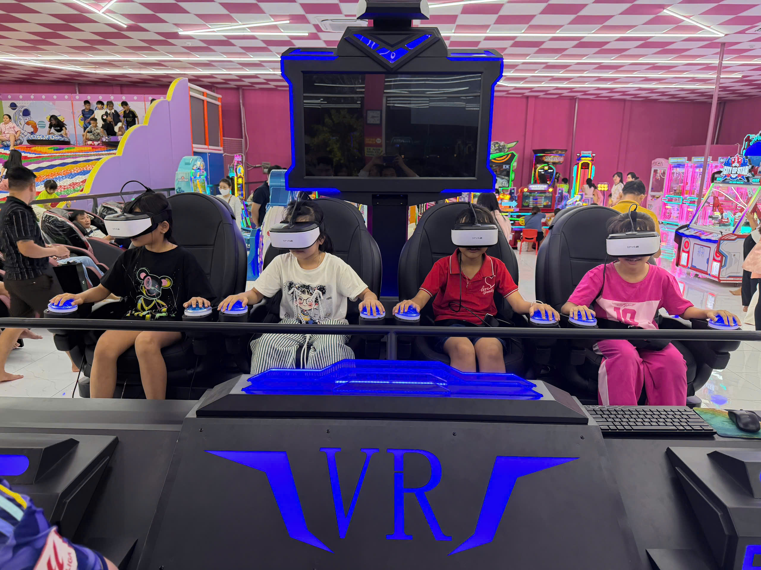 mô hình kinh doanh máy game thực tế ảo 4 chỗ sinh lời cao mô hình kinh doanh máy game thực tế ảo 4 chỗ sinh lời cao