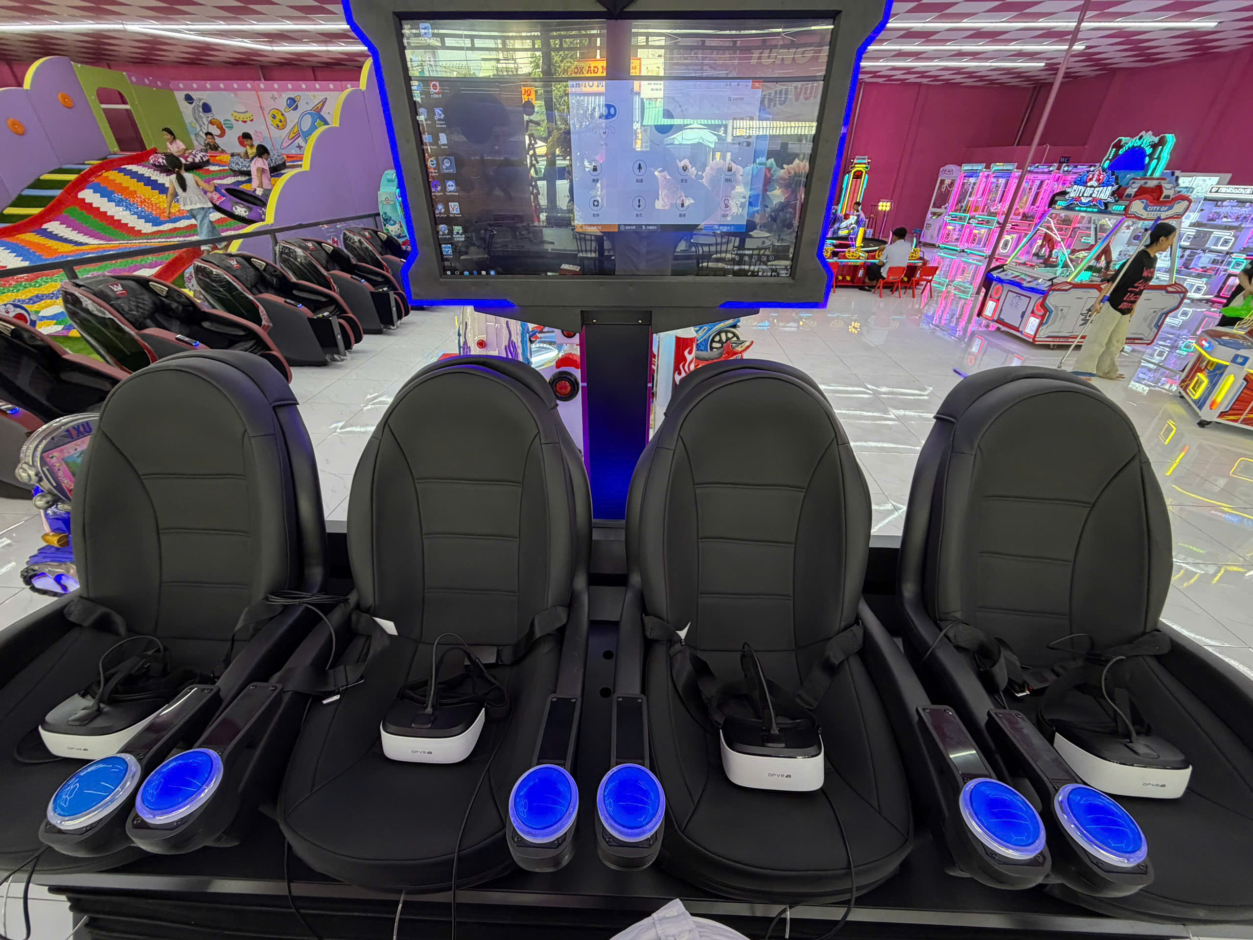 Chi tiết máy game thực tế ảo, thiết kế bền bỉ, sang trọng Chi tiết máy game thực tế ảo, thiết kế bền bỉ, sang trọng