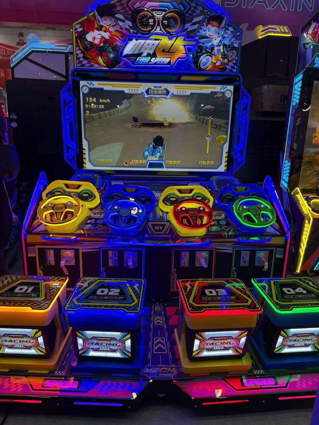 Cận cảnh ghế lái và vô lăng đa màu (vàng, xanh, đỏ, tím), đèn LED RGB rực rỡ, thiết kế arcade hiện đại Cận cảnh ghế lái và vô lăng đa màu (vàng, xanh, đỏ, tím), đèn LED RGB rực rỡ, thiết kế arcade hiện đại