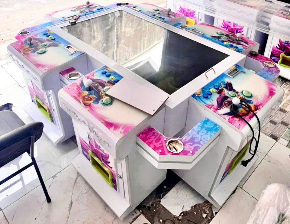 Máy game bắn cá đặt bàn 6 tay cầm dành cho khu vui chơi trẻ em, thiết kế hiện đại với decal trang trí đại dương màu sắc nổi bật Máy game bắn cá đặt bàn 6 tay cầm dành cho khu vui chơi trẻ em, thiết kế hiện đại với decal trang trí đại dương màu sắc nổi bật