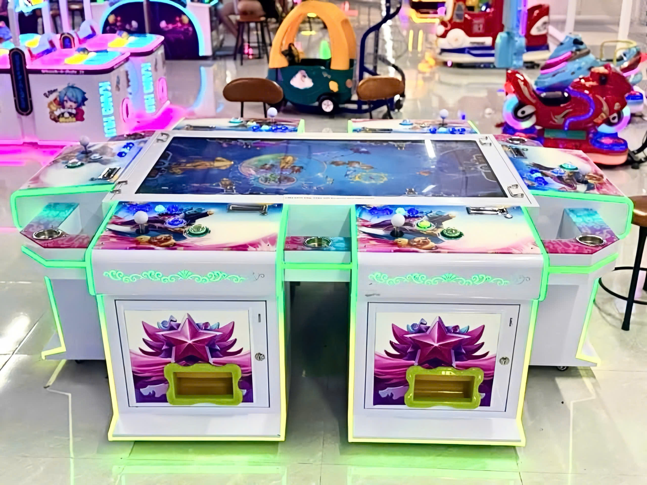 Máy game bắn cá arcade 6 người chơi bàn vuông trắng, viền LED xanh, màn hình lớn với nhân vật cá hoạt hình Máy game bắn cá arcade 6 người chơi bàn vuông trắng, viền LED rực rỡ
