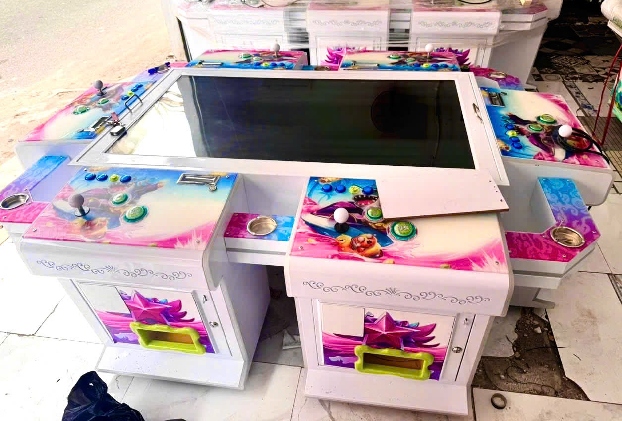 Máy bắn cá 6 người chơi phiên bản thùng trắng cao cấp với màn hình LCD lớn, tay cầm joystick và nút bấm nhạy chuyên dụng cho khu vui chơi siêu thị Máy bắn cá 6 người chơi phiên bản thùng trắng cao cấp với màn hình LCD lớn, tay cầm joystick và nút bấm nhạy chuyên dụng cho khu vui chơi siêu thị