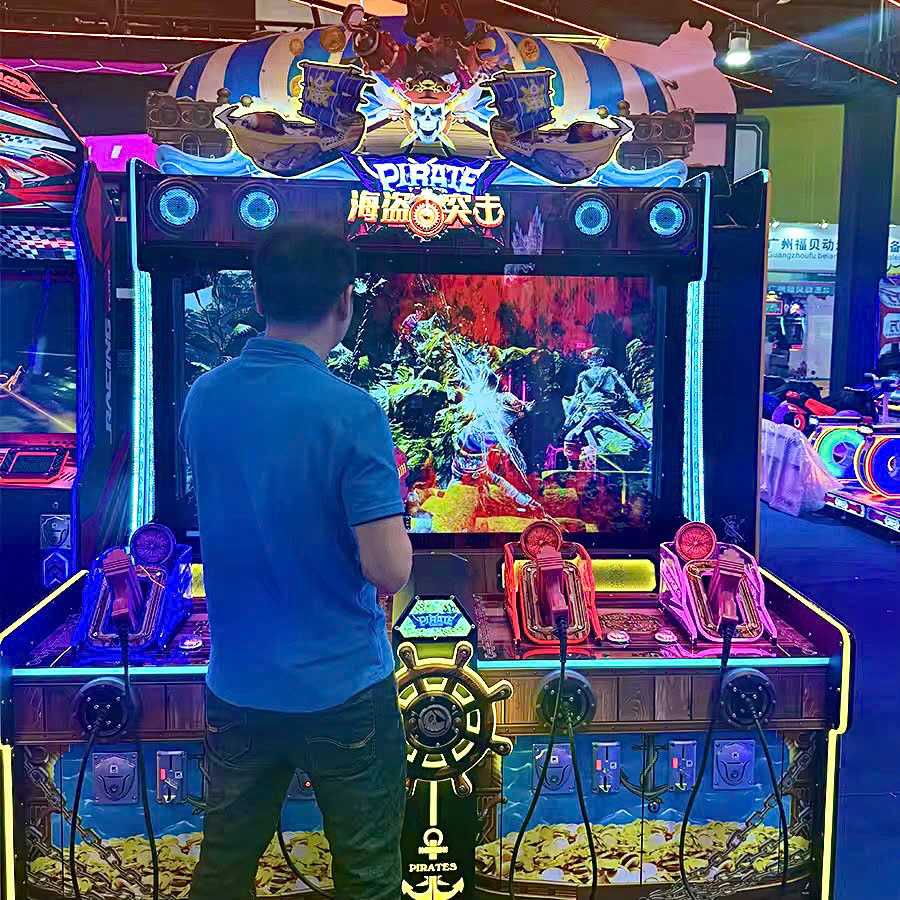 Máy chơi game với thiết kế tàu hải tặc, màn hình hiển thị hải quái khổng lồ, đèn LED chiếu sáng viền tủ, 2 súng hồng và vàng, bánh xe di chuyển dưới đáy Máy chơi game với thiết kế tàu hải tặc, màn hình hiển thị hải quái khổng lồ, đèn LED chiếu sáng viền tủ, 2 súng hồng và vàng, bánh xe di chuyển dưới đáy