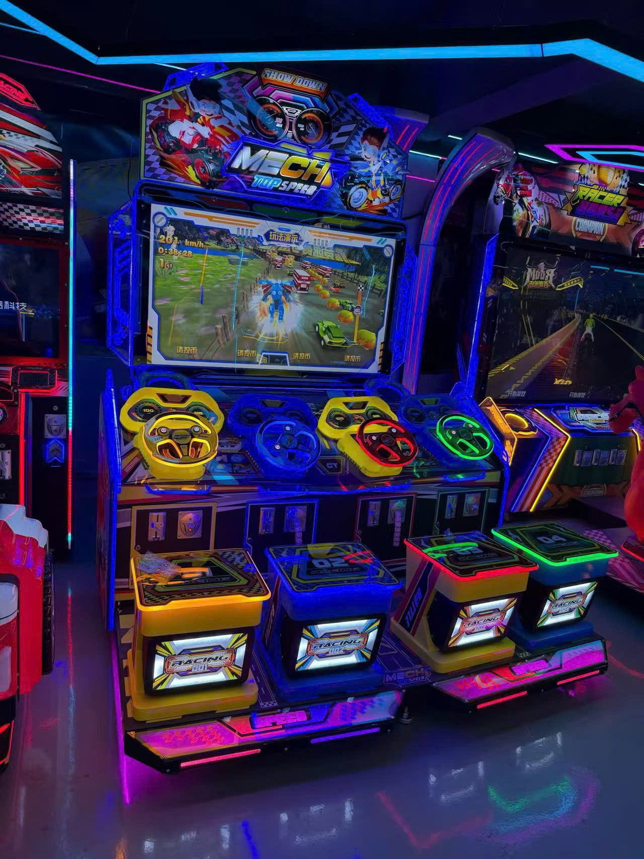 Màn hình hiển thị cảnh đua xe với tốc độ 124 km/h, vô lăng đa màu và đèn LED chiếu sáng viền ghế lái Màn hình hiển thị cảnh đua xe với tốc độ 124 km/h, vô lăng đa màu và đèn LED chiếu sáng viền ghế lái