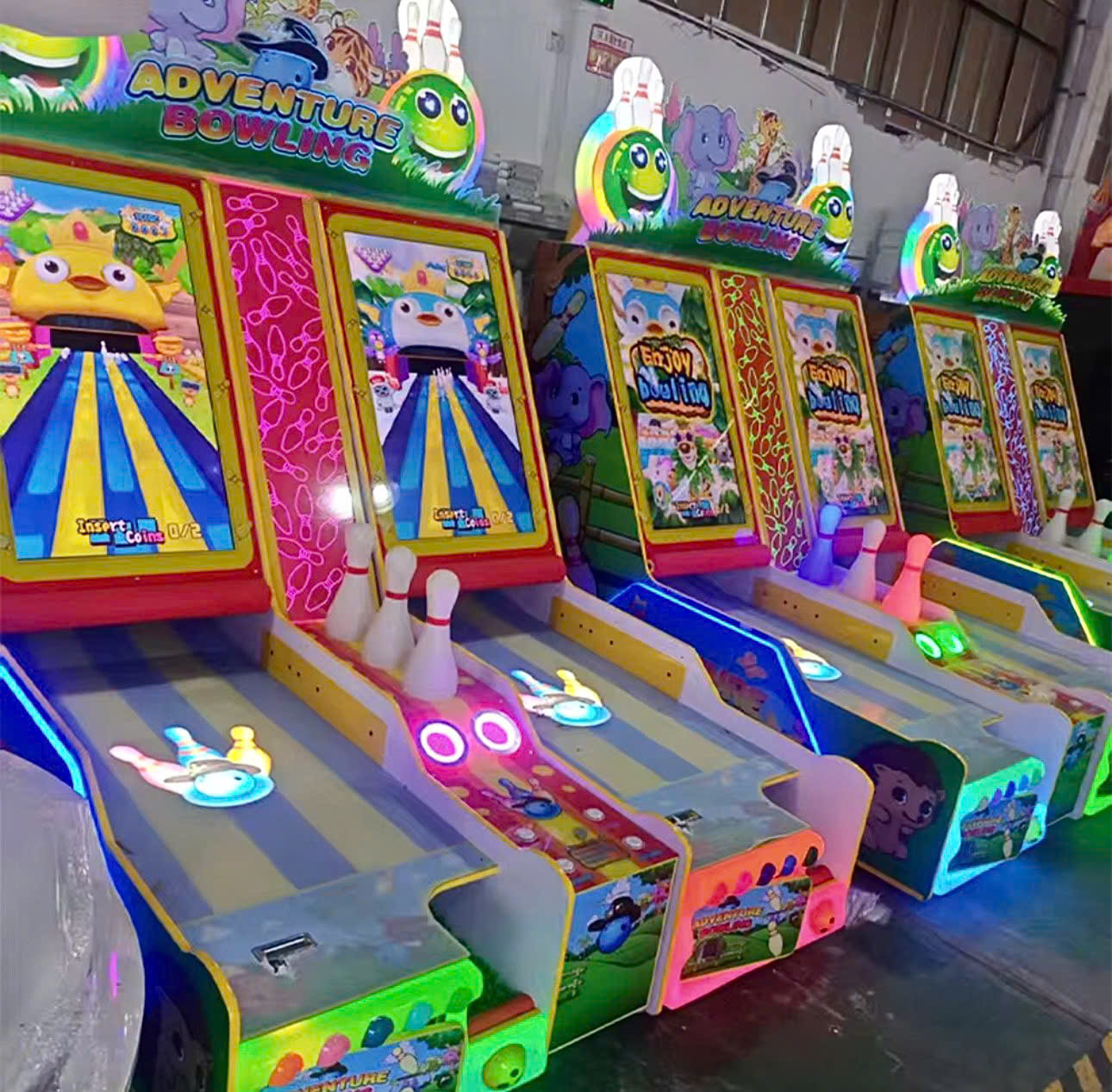 Nhiều máy bowling trong xưởng sản xuất. Nhiều máy bowling trong xưởng sản xuất.