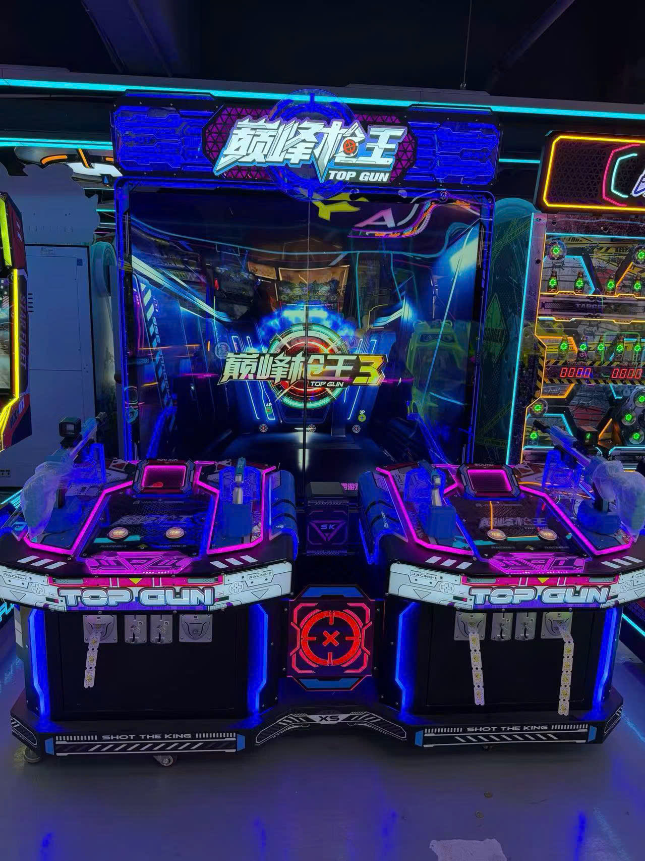 Toàn bộ máy được bao phủ bởi hệ thống đèn LED trang trí màu xanh dương và hồng tím Toàn bộ máy được bao phủ bởi hệ thống đèn LED trang trí màu xanh dương và hồng tím