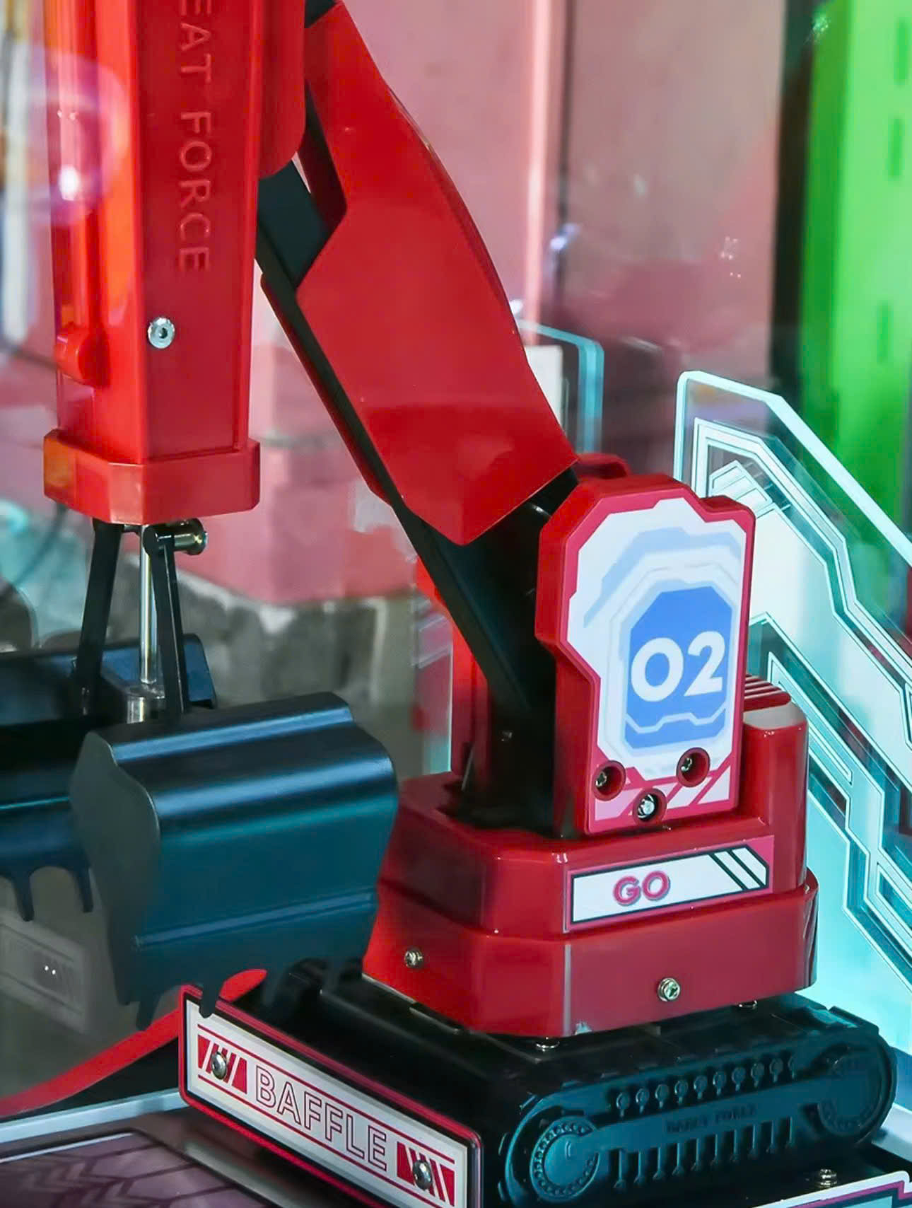 Cận cảnh càng gắp và cánh tay robot bên trong tủ kính Cận cảnh càng gắp và cánh tay robot bên trong tủ kính