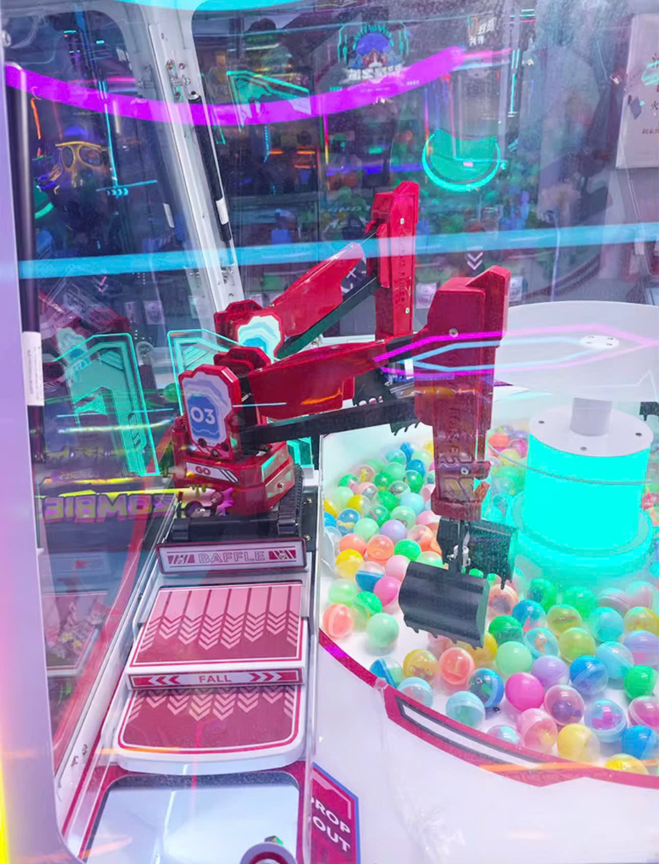 Bên trong máy hiển thị quà tặng và bóng nhựa đầy màu sắc Bên trong máy hiển thị quà tặng và bóng nhựa đầy màu sắc