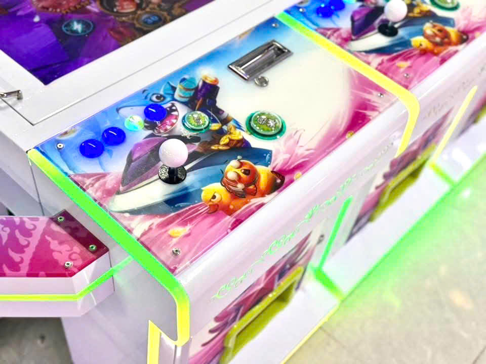 Chi tiết bàn điều khiển, joystick trắng, nút bấm màu sắc, thiết kế hoạt hình cá mập Chi tiết bàn điều khiển, joystick trắng, nút bấm màu sắc, thiết kế hoạt hình cá mập