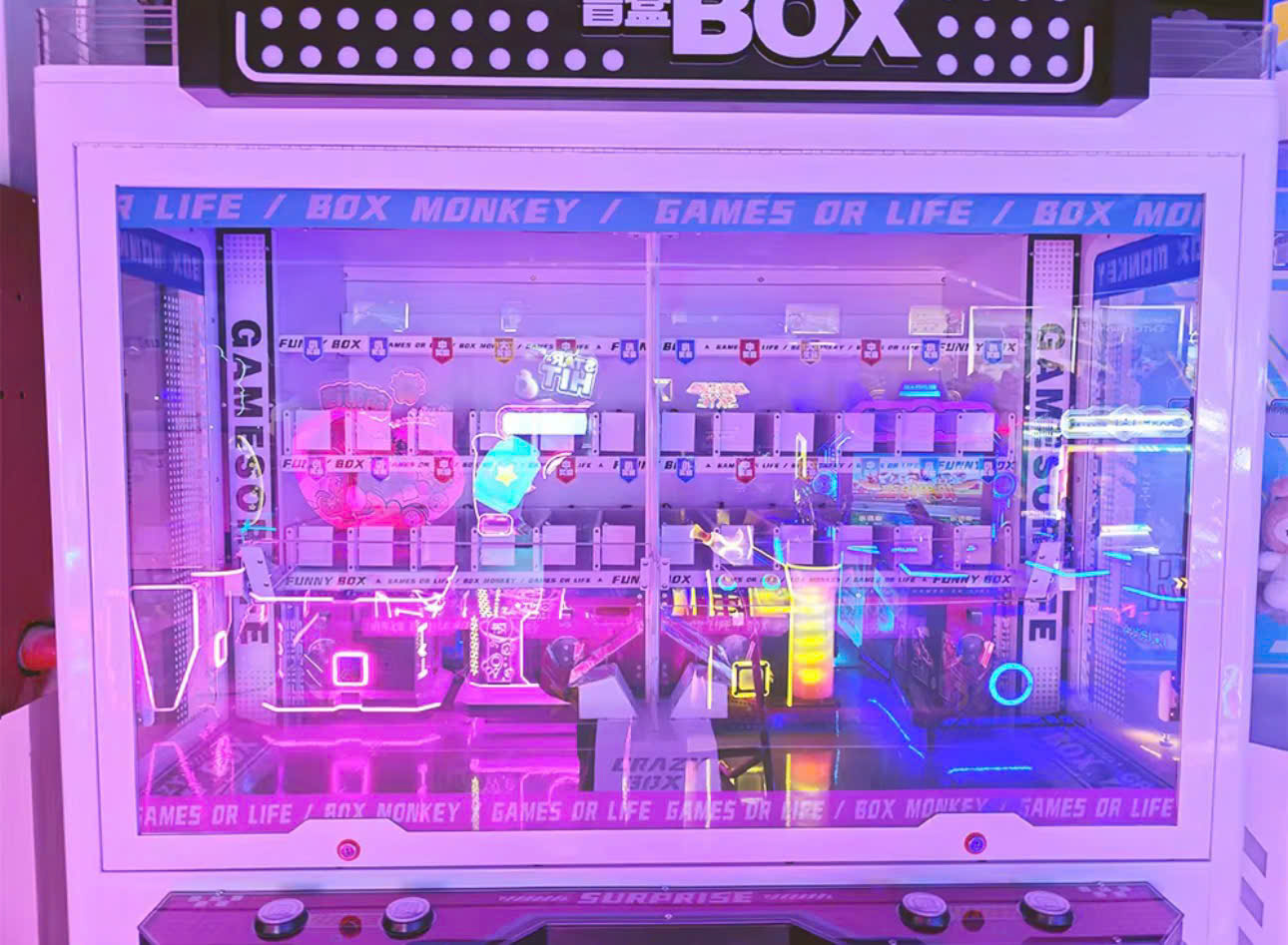 Thiết kế tủ kính trong suốt, ánh sáng LED tím hồng đẹp mắt Thiết kế tủ kính trong suốt, ánh sáng LED tím hồng đẹp mắt