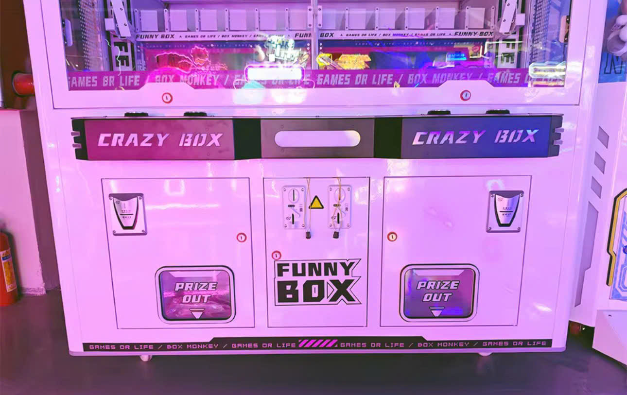 Góc nhìn phía dưới, hiển thị khu vực Prize Out và logo Funny Box Góc nhìn phía dưới, hiển thị khu vực Prize Out và logo Funny Box
