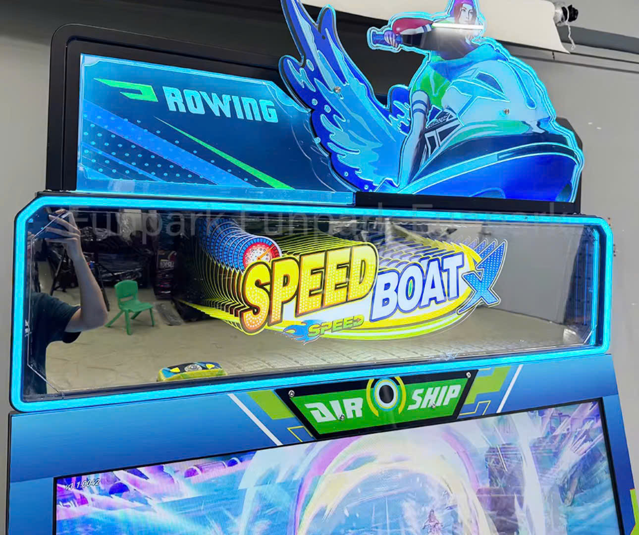 Phần logo và đèn neon Phần logo và đèn neon trên máy