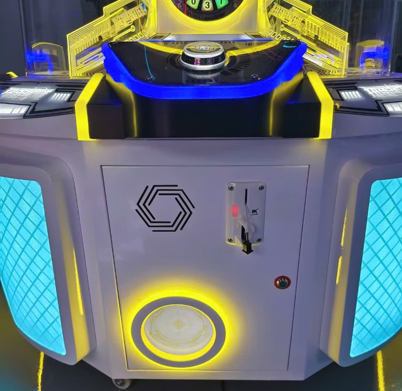 Hình ảnh chi tiết phần dưới của máy, có bánh xe di chuyển Hình ảnh chi tiết phần dưới của máy, có bánh xe di chuyển