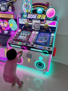 Trẻ em tham gia trò chơi máy Pinball nhận hộp quà tặng