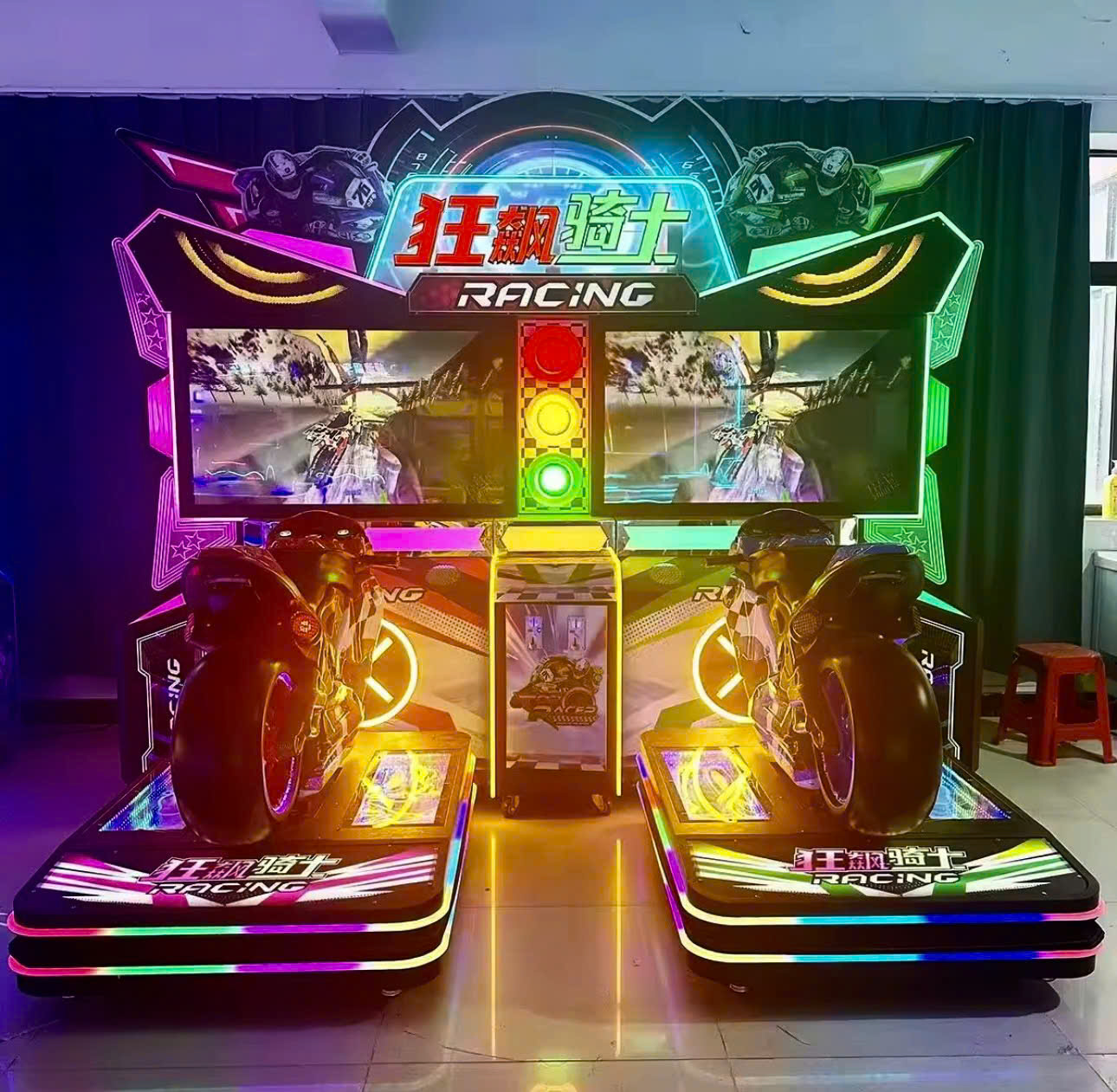 Cận cảnh 2 chiếc xe mô tô lớn trên máy game đua xe mô tô 2 người Cận cảnh 2 chiếc xe mô tô lớn trên máy game đua xe mô tô 2 người