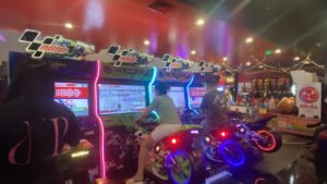 Chinh phục đường đua với máy game đu xe mo tô chuyển động