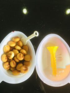 Phần thưởng bên trong kẹo ngọt, khi trẻ em mở ra