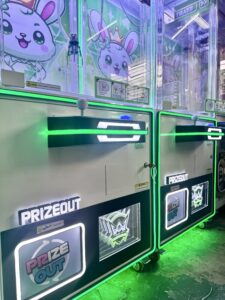 Phần dưới máy gắp thú với chân cửa, logo được tùy chỉnh sang trọng