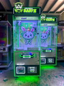 Phần chân đế máy kẹp thú được gia công tinh xảo, kết hợp họa tiết logo tùy chỉnh phát sáng, toát lên vẻ đẳng cấp và sự tinh tế trong từng đường nét."