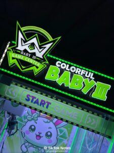 "Logo Colorful Baby 3 được tạo hình đậm chất nghệ thuật với đường viền uyển chuyển kết hợp góc cạnh sắc sảo, phối màu chuyển sắc mượt mà, khẳng định sự tinh xảo và đẳng cấp trong từng chi tiết."