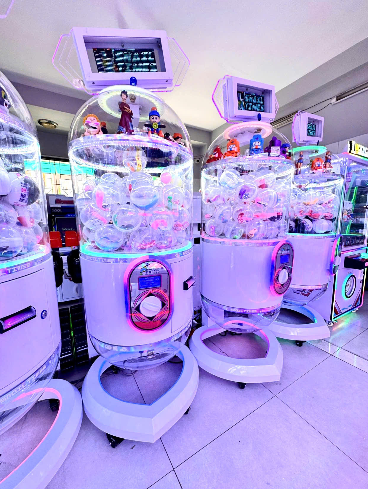 Máy game capsule toy màu trắng với hệ thống đèn LED nổi bật
