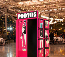 may photo booth mau hong hong loan