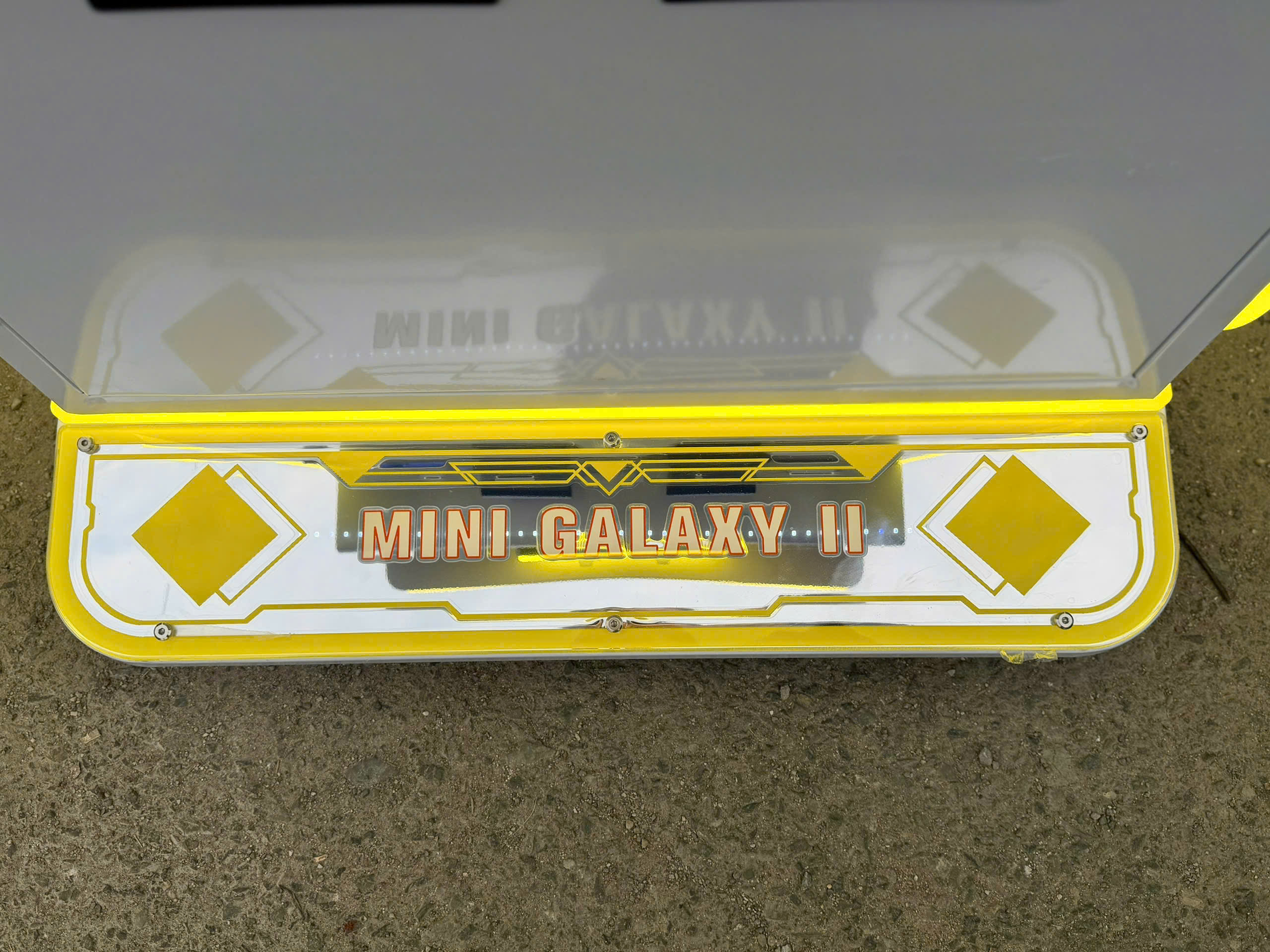 Màu vàng nổi bật bánh xe di chuyển dễ dàng đèn neon sáng lung linh ban đêm Màu vàng nổi bật bánh xe di chuyển dễ dàng đèn neon sáng lung linh ban đêm