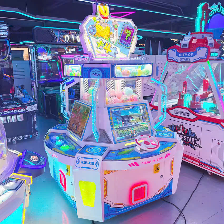 Hình ảnh thực tế chơi máy game Card Fighter 4 trong 1, màn hình trò chơi chiến đấu, quả bóng màu sắc may mắn