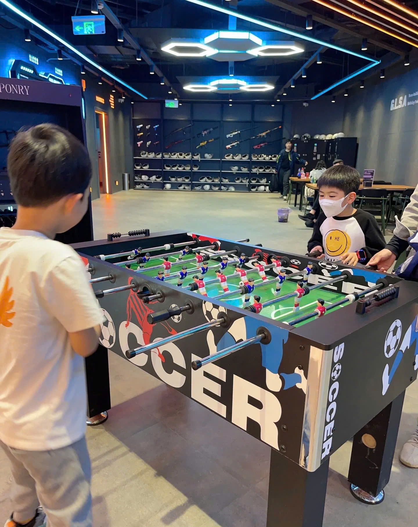 Trẻ em hào hứng thi đấu cùng bạn bè