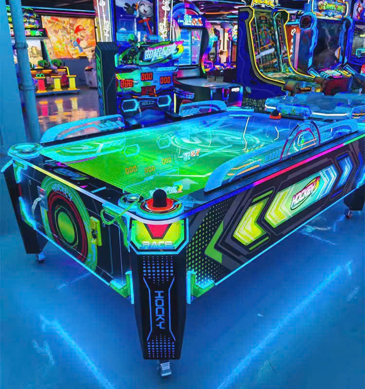 Máy khúc côn cầu đặt trong trung tâm giải trí, hiệu ứng đèn neon xanh tím rực rỡ