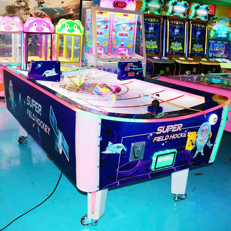 Máy game air hockey Super Field Hockey chủ đề vũ trụ với phi hành gia và tàu vũ trụ, bàn chơi cong hai đầu