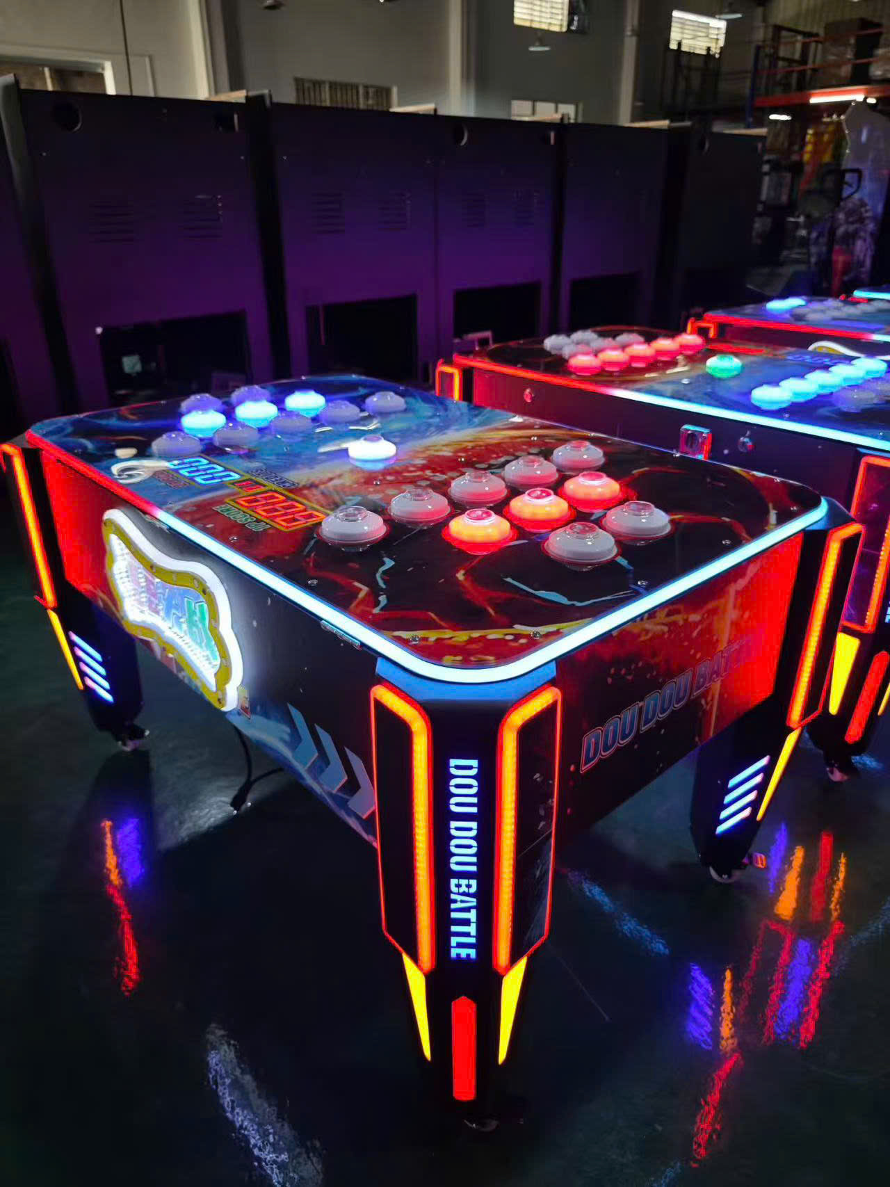 Nhiều máy Dou Dou Battle đặt cạnh nhau trong kho, đèn LED RGB chiếu sáng rực rỡ toàn bộ thân máy