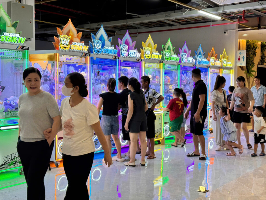 Dãy máy gắp thú hoạt động nhộn nhịp, thu hút đông người chơi