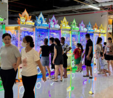 Dãy máy gắp thú hoạt động nhộn nhịp, thu hút đông người chơi