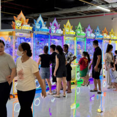 Dãy máy gắp thú hoạt động nhộn nhịp, thu hút đông người chơi