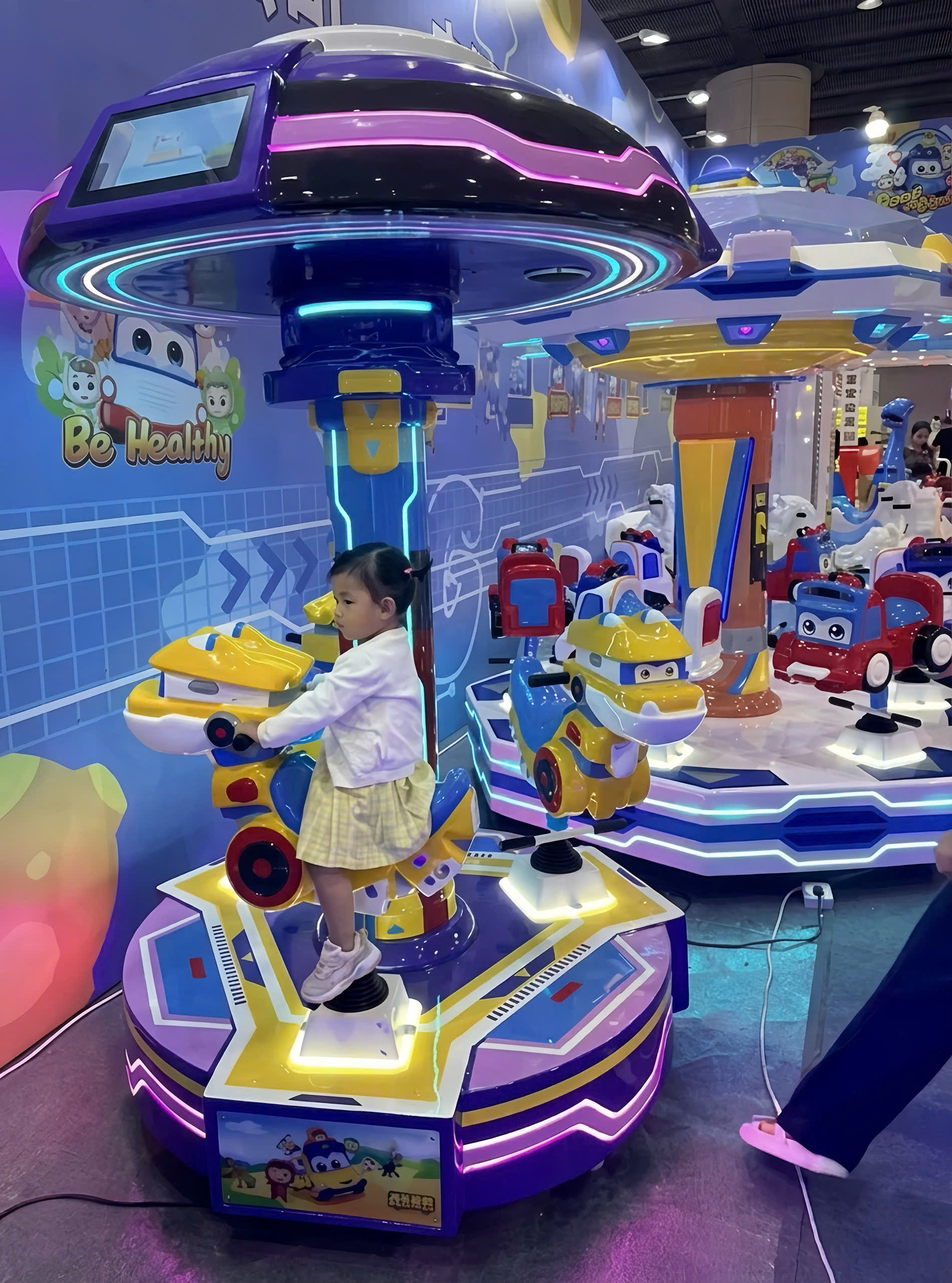 Đu quay mô hình khủng long robot 3 chỗ ngồi cho bé, màu vàng phối xanh dương rực rỡ