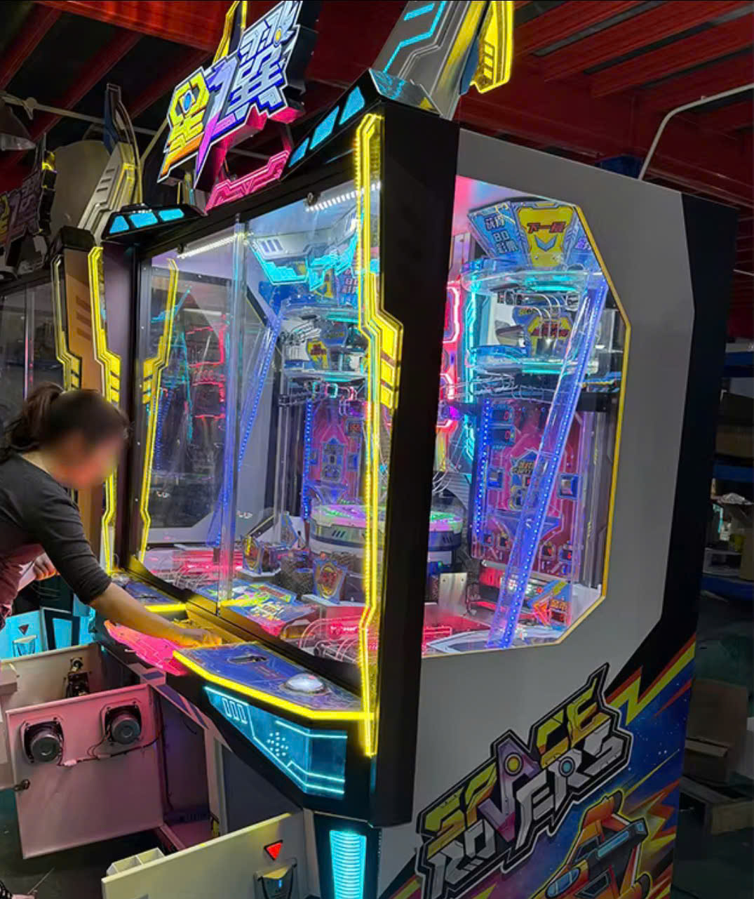 Khách hàng đang trải nghiệm máy game