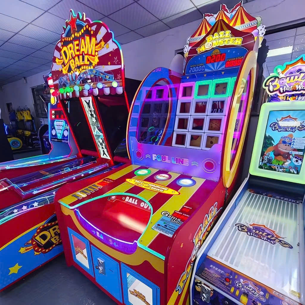 Máy game ném bóng đặt trong showroom cùng các máy game khác