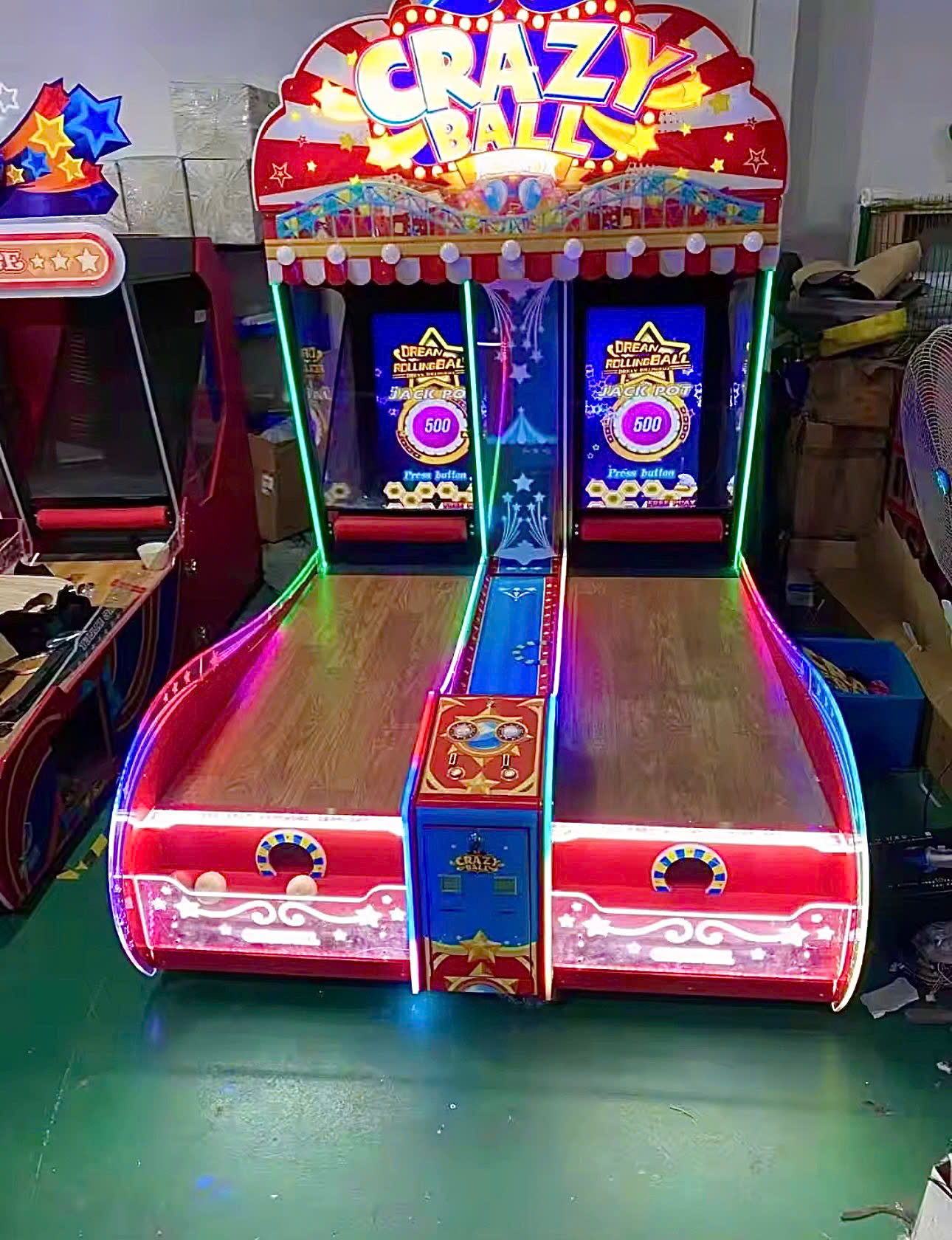 Máy game lăn bóng đang hoạt động trong kho