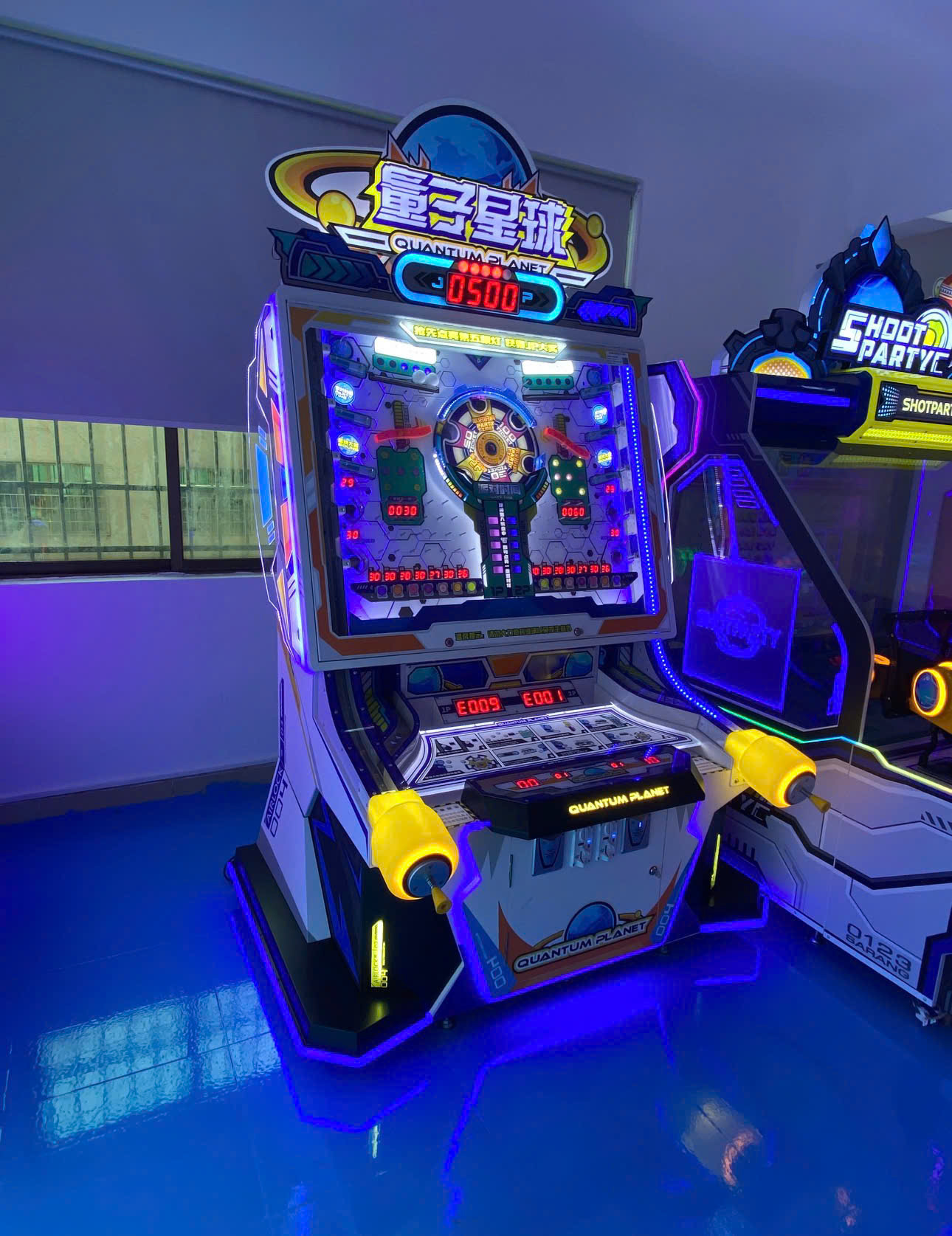 Máy game Quả Bóng May Mắn phiên bản 2 người chơi tại showroom thiết bị giải trí.