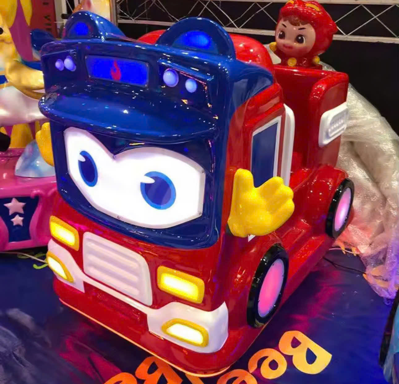 Xe nhún điện cứu hỏa đang hoạt động với hệ thống đèn LED phát sáng rực rỡ