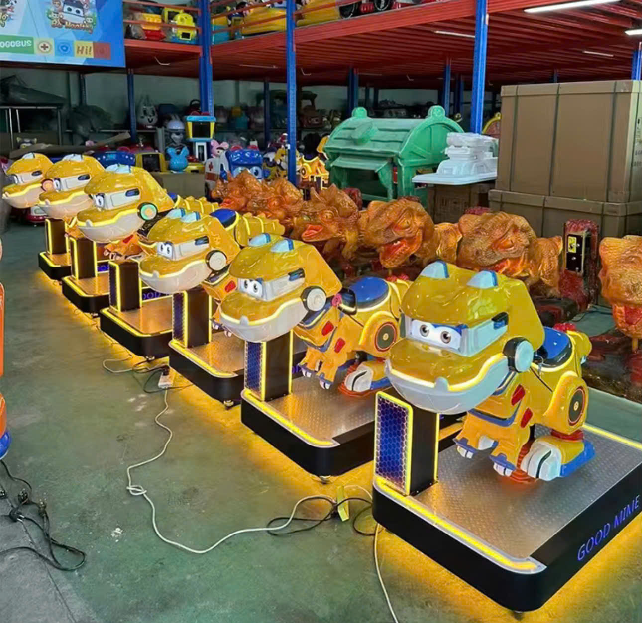 Hàng loạt máy nhún Gogobus Mini Dino được xếp thành hàng dài trong kho